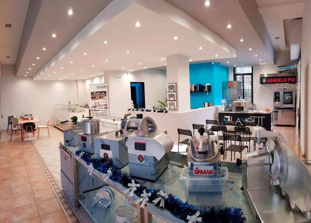 Sala expositiva di layout con prodotti di marchi esclusivi per cucine, panificio, bar, ristoranti e tutti i locali commerciali.